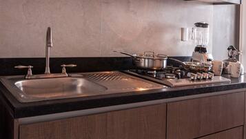 Departamento, 2 habitaciones | Cocina privada | Refrigerador con congelador, microondas y parrilla de estufa