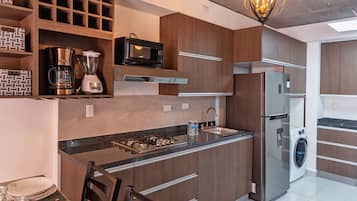 Departamento, 2 habitaciones | Cocina privada | Refrigerador con congelador, microondas y parrilla de estufa