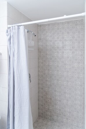 Departamento, 2 habitaciones | Regadera en el baño