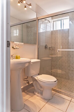 Apartment, 2 Bedrooms | Bathroom | Shower, towels