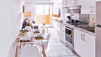 Departamento, 2 habitaciones | Cocina privada | Refrigerador con congelador, microondas y parrilla de estufa