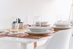 Apartment, 2 Schlafzimmer | Essbereich im Zimmer
