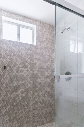 Departamento, 2 habitaciones | Regadera en el baño