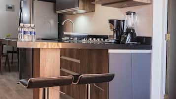Departamento, 2 habitaciones | Cocina privada | Refrigerador con congelador, microondas y parrilla de estufa