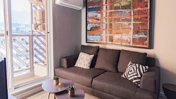 Departamento, 2 habitaciones | Área de sala de estar | Televisión de pantalla plana