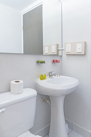 Apartment, 2 Bedrooms | Bathroom | Shower, hair dryer, towels - Moderno y cómodo cerca de Fundidora 2BD, 2BTH by Mty. Living T602 (Monterrey)