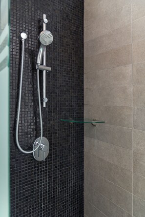 Bathroom shower - Bright, Comfy w Terrace Apt 1KSB, 1BD, 1 SofaB, 2BTH by Mty Living (Monterrey)