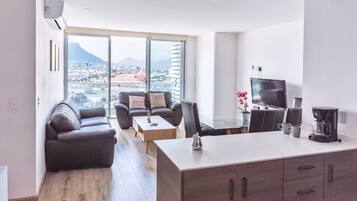 Apartemen, 2 kamar tidur | Area keluarga | TV layar datar