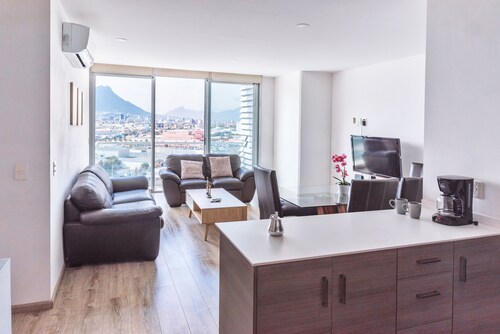 Apartment pool and gym. 6 pers. 1 KSB, 2SB, 1 TwinB, 2BTH by Mty. Living