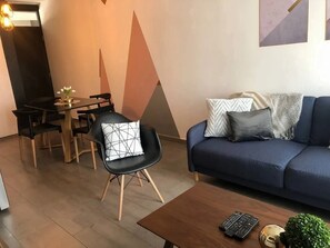 Apartamento, 2 habitaciones | Zona de estar | Una televisión de pantalla plana