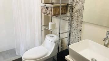 Departamento, 2 habitaciones | Baño | Regadera, secadora de cabello, toallas