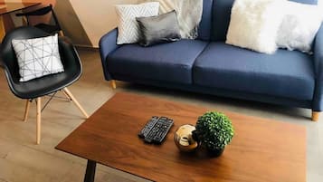 Departamento, 2 habitaciones | Área de sala de estar | Televisión de pantalla plana