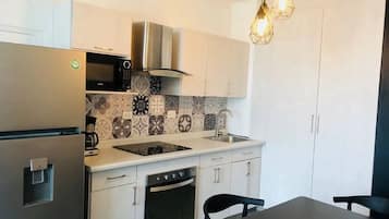 Departamento, 2 habitaciones | Cocina privada | Refrigerador con congelador, microondas y parrilla de estufa