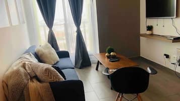 Departamento, 2 habitaciones | Área de sala de estar | Televisión de pantalla plana