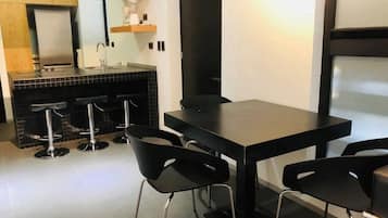 Departamento, 2 habitaciones | Área de sala de estar | Televisión de pantalla plana