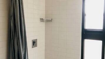 Departamento, 2 habitaciones | Regadera en el baño
