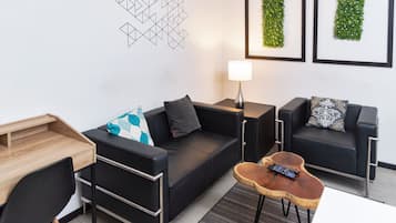 Departamento, 2 habitaciones | Área de sala de estar | Televisión de pantalla plana