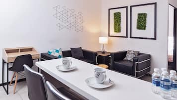 Departamento, 2 habitaciones | Área de sala de estar | Televisión de pantalla plana