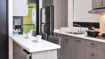 Departamento, 2 habitaciones | Cocina privada | Refrigerador con congelador, microondas y parrilla de estufa