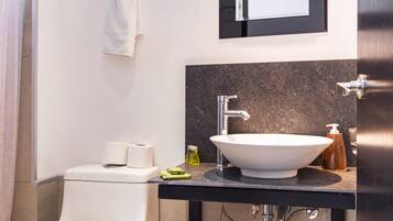 Departamento, 2 habitaciones | Baño | Regadera, secadora de cabello, toallas