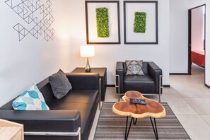 Appartement, 2 slaapkamers | Woonruimte | Een flatscreentelevisie