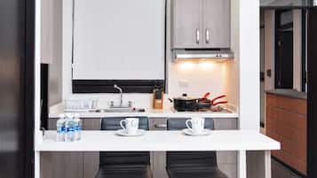 Departamento, 2 habitaciones | Cocina privada | Refrigerador con congelador, microondas y parrilla de estufa