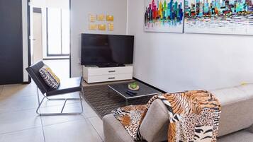 Departamento, 2 habitaciones | Área de sala de estar | Televisión de pantalla plana