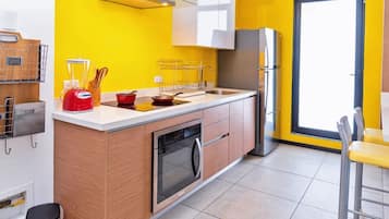 Departamento, 2 habitaciones | Cocina privada | Refrigerador con congelador, microondas, horno y parrilla de estufa