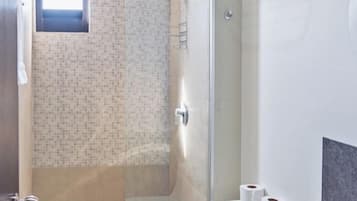 Departamento, 2 habitaciones | Baño | Regadera, secadora de cabello, toallas