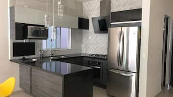 Refrigerador con congelador, microondas, horno y parrilla de estufa