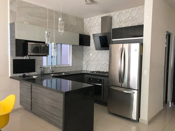 Full-size fridge, microwave, oven, stovetop