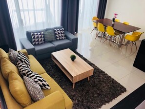 Ferienhaus, Poolzugang, Bergblick | Wohnbereich | Fernseher