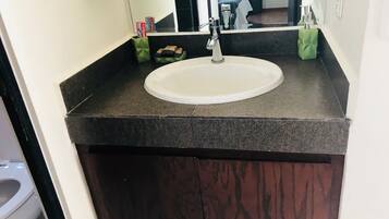 Casa, acceso a la alberca, vista a la montaña | Baño | Regadera, secadora de cabello, toallas