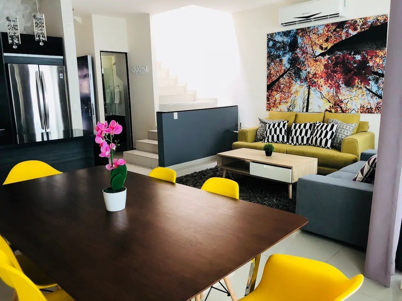 Casa, acceso a la alberca, vista a la montaña | Área de sala de estar | Televisión 