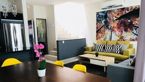 House, Pool Access, Mountain View | Ruang tamu | TV 