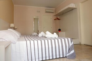 Minibar, desk, free WiFi, bed sheets - Nuova Mastrarua Rooms (Syracuse)