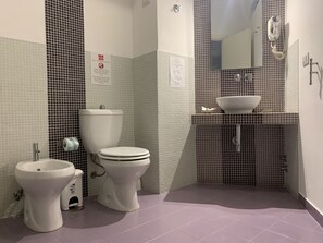 コンフォート アパートメント 2 ベッドルーム キッチン タワー | バスルーム | シャワー、バスアメニティ (無料)、ヘアドライヤー、ビデ