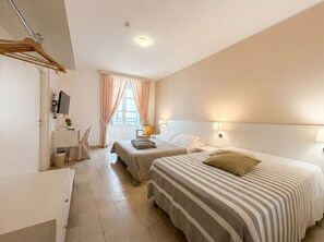 Driepersoonskamer, balkon, gedeeltelijk uitzicht op zee | Donzen dekbedden, een minibar, een bureau, gratis wifi