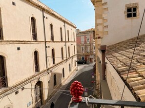 Dreibettzimmer, Balkon, eingeschränkter Meerblick | Balkon