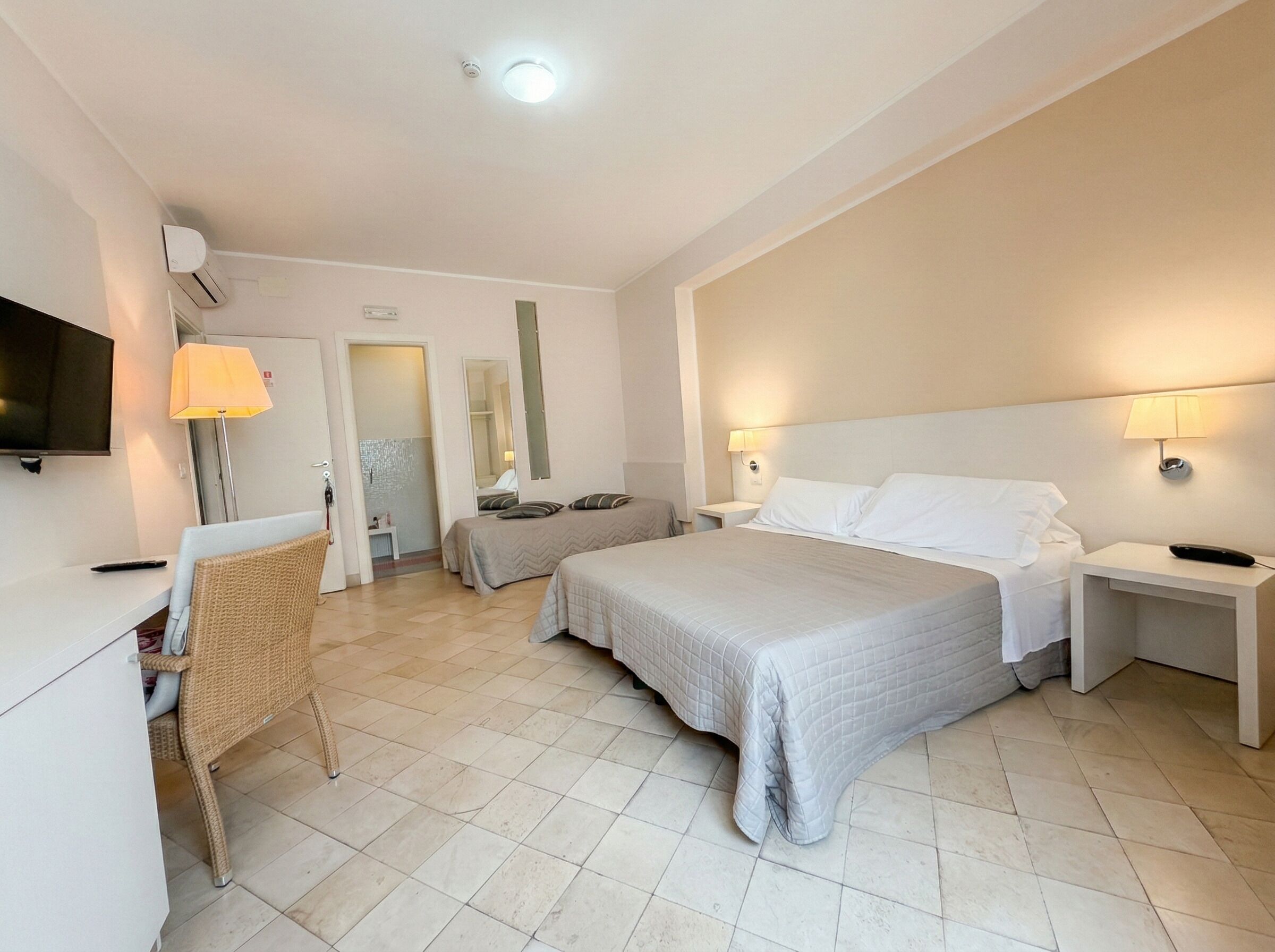 Triple Room, Balcony, Partial Sea View | Gebar bulu kapas, bar mini, meja, Wi-fi percuma 