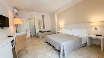 Down duvets, minibar, desk, free WiFi