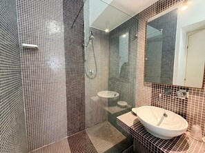 Quarto casal básico, 1 cama Queen | Banheiro | Chuveiro, produtos de toalete grátis, secador de cabelo, bidê