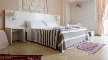 Quarto quádruplo conforto, 2 quartos, sacada, vista para a cidade | Frigobar, escrivaninha, Wi-Fi de cortesia, roupa de cama