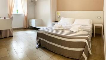 Minibar, escritorio, wifi gratis y ropa de cama