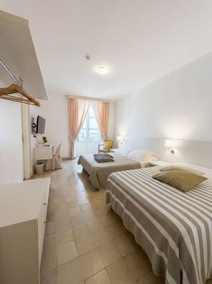 Classic Triple Room, Balcony, City View | Down duvets, minibar, desk, free WiFi - Ortigia Mastrarua rooms (Syracuse)