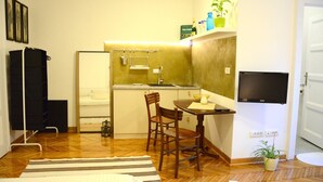 コーヒー / ティーメーカー、電子レンジ、電気ポット、ダイニングテーブル