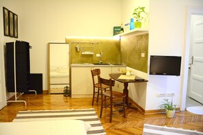 Microondas, cafetera y tetera, tetera eléctrica y comedor