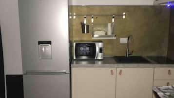 Microwave, mesin pembuat kopi/teh, ketel listrik, dan meja makan