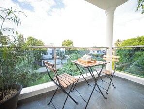 Condo, 2 habitaciones, para fumadores, alberca privada | Balcón
