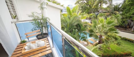 Condo, 2 habitaciones, para fumadores, alberca privada | Balcón